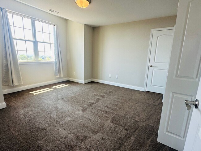 Building Photo - Incredible views 4 bed / 2.5 bath, master on main
