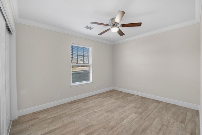 Building Photo - Discover Your Dream Apartment: Renovated 3-Bedroom, 2-Bath Apartment