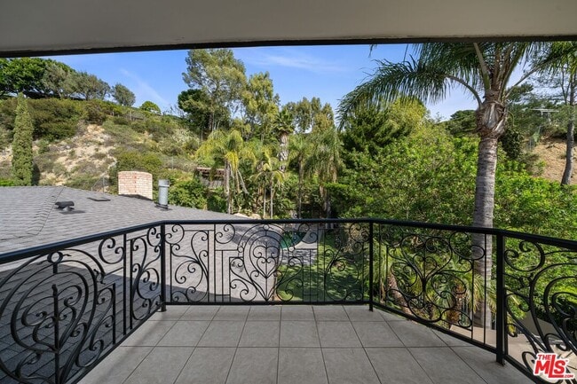 Building Photo - 9023 Alto Cedro Dr