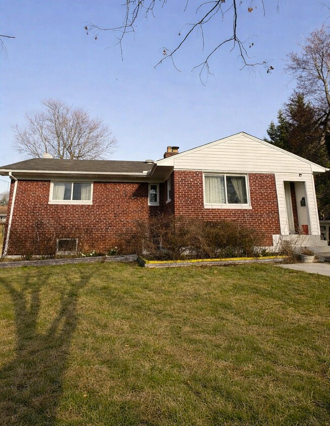 Building Photo - 2012 Henry Rd