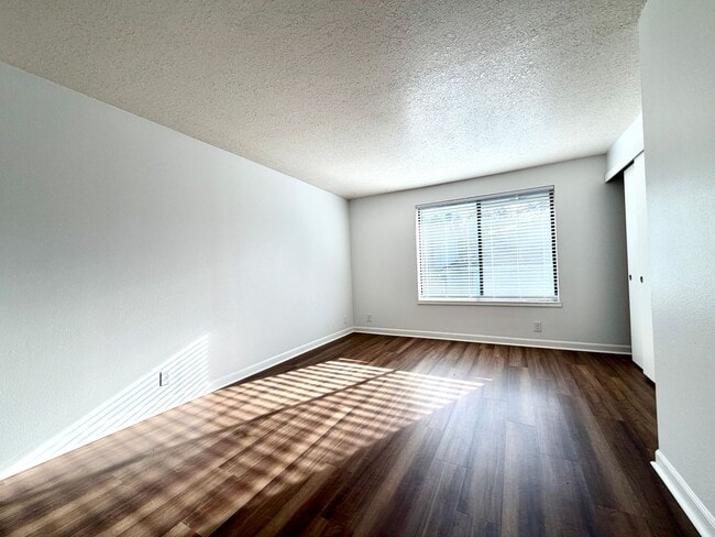 Building Photo - **FREE FIRST MONTH'S RENT** Updated Townhouse in the Heart of Garden Home~ New LVP Flooring~ Wash...