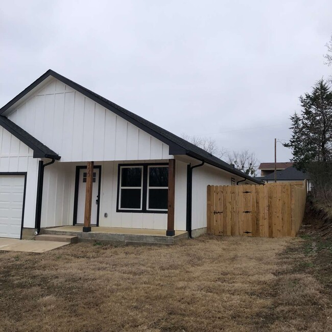 Building Photo - 700 W Parnell St