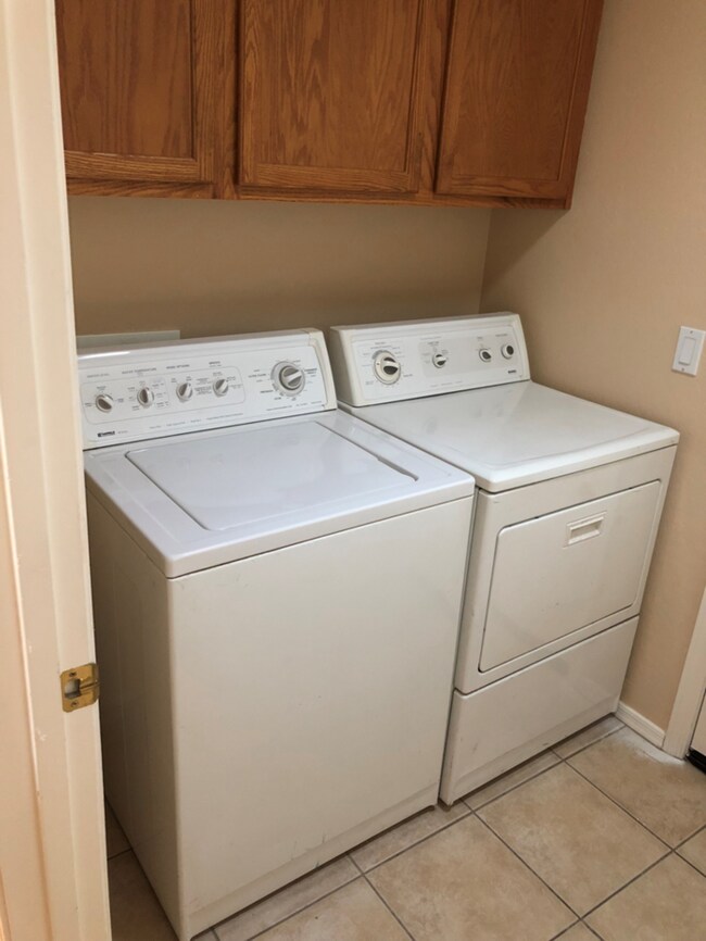 Building Photo - 2Bedroom plus Den-Mountain View & Sparklin...
