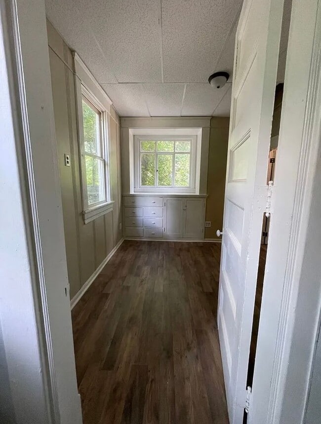 Building Photo - 1 Bdrm 1st Floor Unit