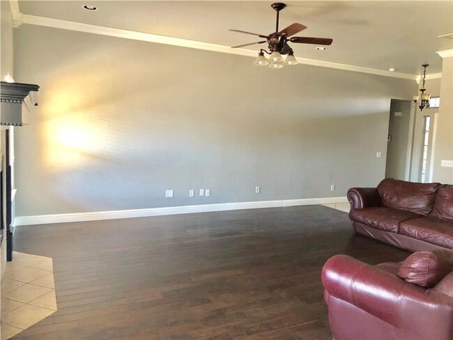 Building Photo - For Lease - Comfortable and Convenient Living