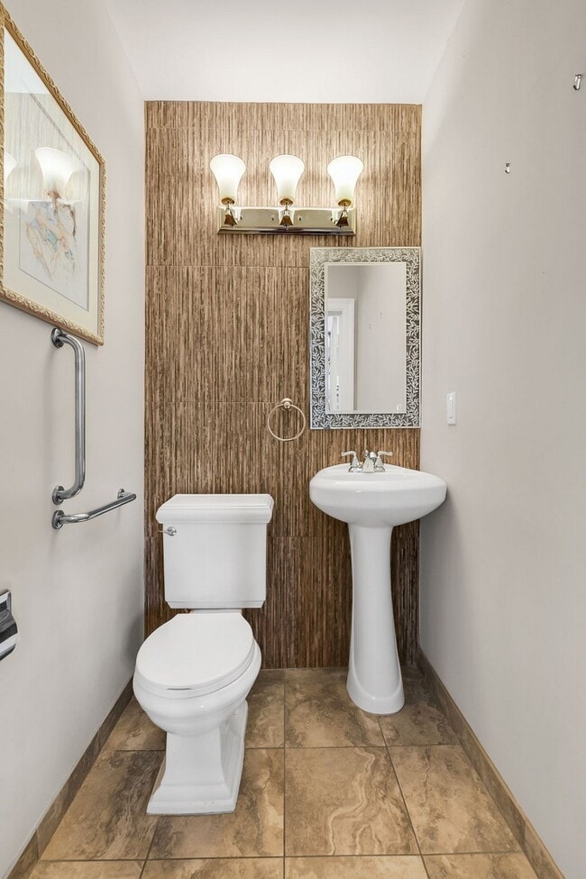 Building Photo - 11 Lakeside Ave