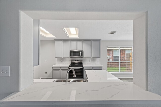 Building Photo - 6915 Great Oaks Shadow Dr