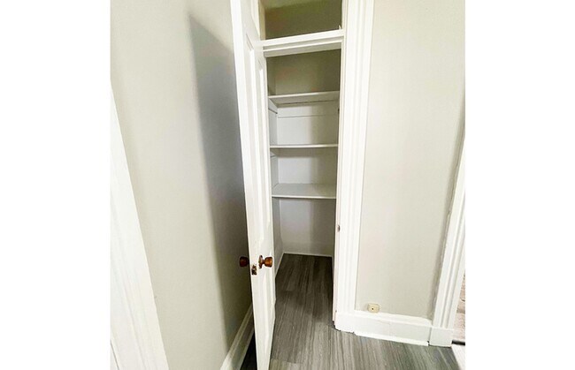 Building Photo - 112 W Nixon St