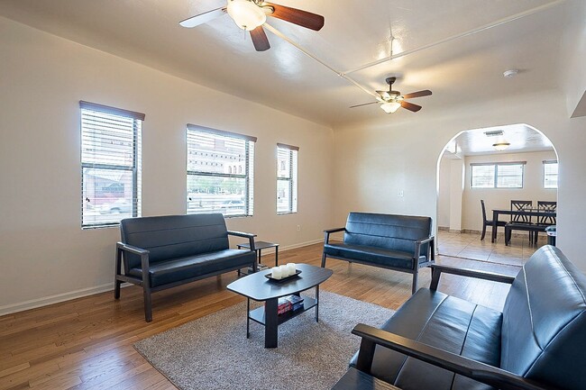 Building Photo - 928 E 6th St