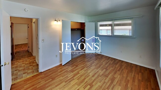 Building Photo - 4105 W Lincoln Ave