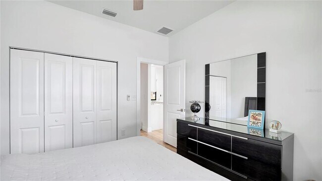 Building Photo - 306 E Clay Ave