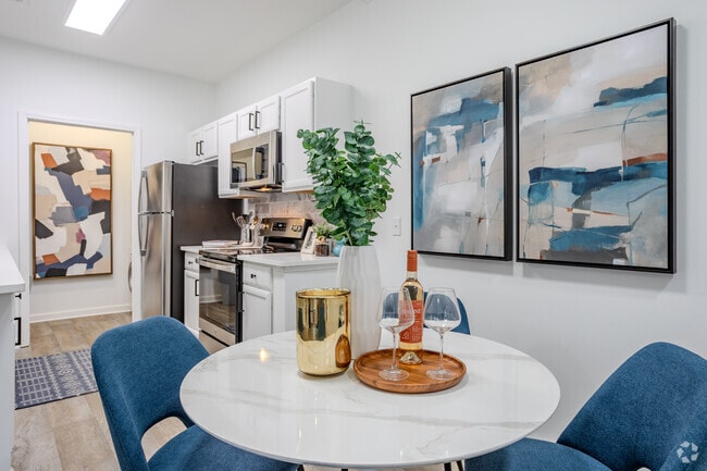 2BR, 2BA - 1006SF Mint - Dining Area - NorthCity6