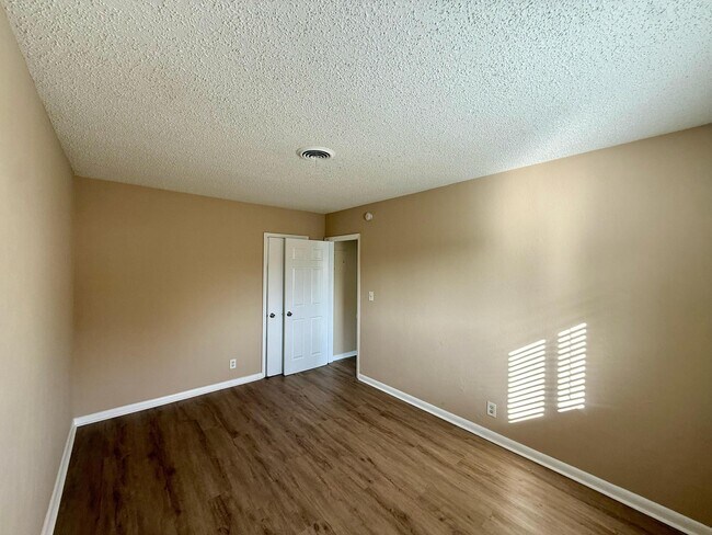 Building Photo - 2925 NE 7th Ave