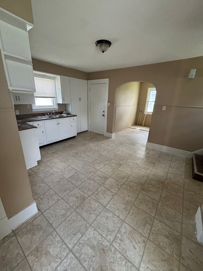 Building Photo - Section 8 welcome, 3 bedrooms 1 Bath. Spac...