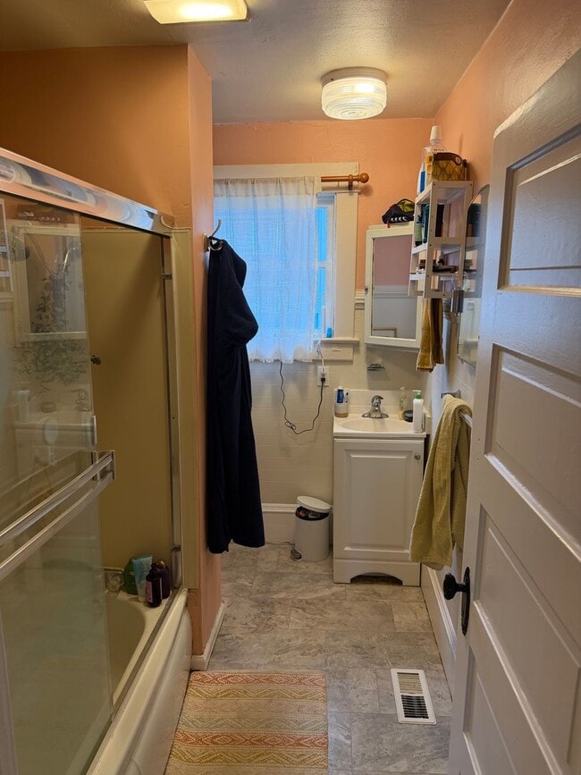 Building Photo - Vintage Duplex in desirable Wallingford Neighborhood!