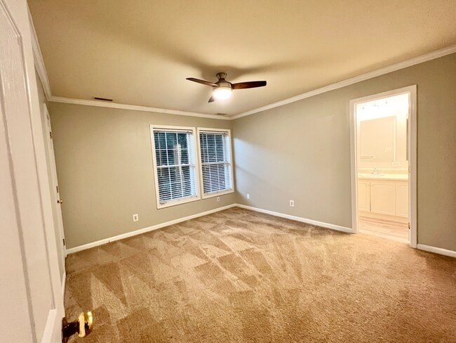 Building Photo - Spacious 2 Bed Condo!