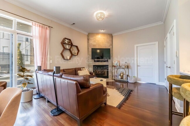 Building Photo - 852 N Damen Ave