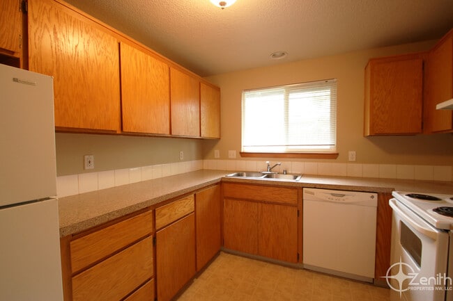 Building Photo - 4706 NE 132nd Pl