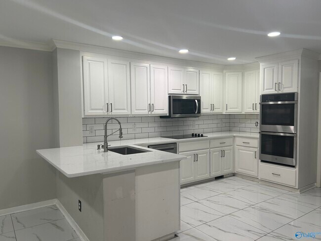 Building Photo - 2012 Fairway Hills Dr