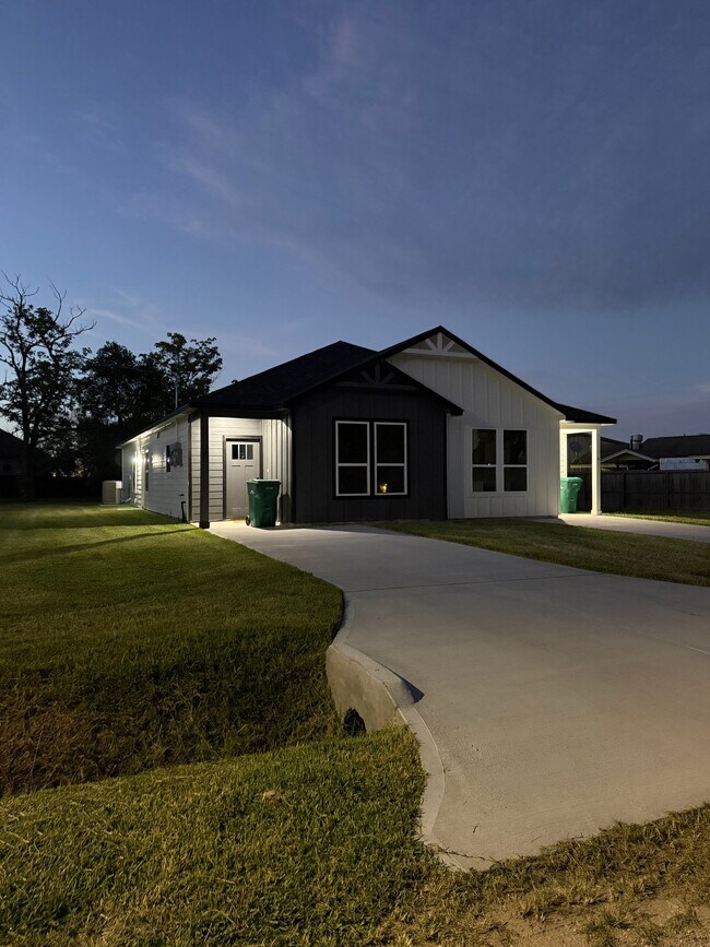 Building Photo - 104 Runnels St