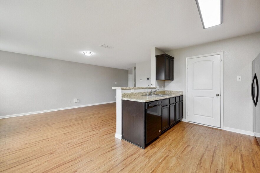 Building Photo - 6211 Baywood Cres