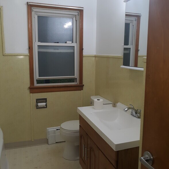 Building Photo - 2250 Siegfried Ave