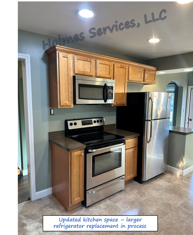 Open kitchen with SS appliances - 619 S Gainsborough Ave
