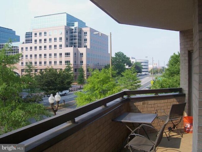 Building Photo - 901 N Monroe St