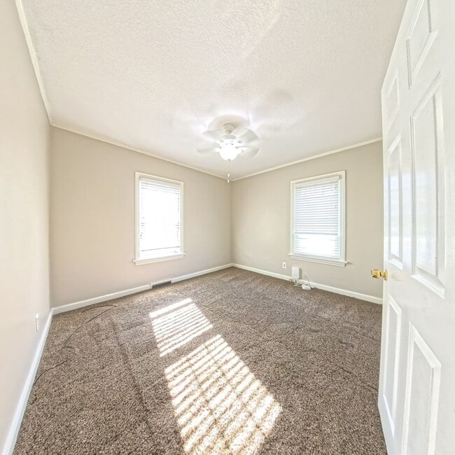 Building Photo - 3 Bedroom 3 Bathroom Home in Des Moines