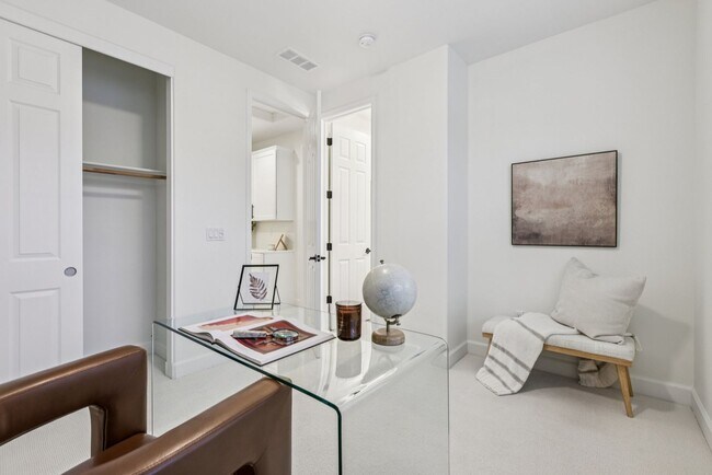 Building Photo - Beautiful Corner-Unit Townhome Near Downtown – 4 Bed | 3 baths
