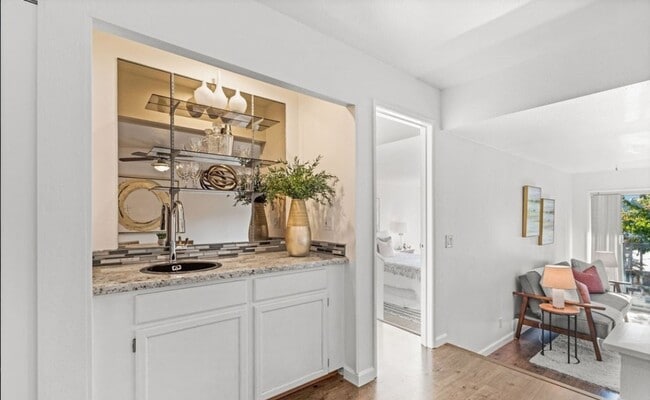 Building Photo - Renovated 2 Bed Kirkland Condo in Salishan...