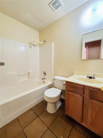 Building Photo - 2224 Red Oak Dr