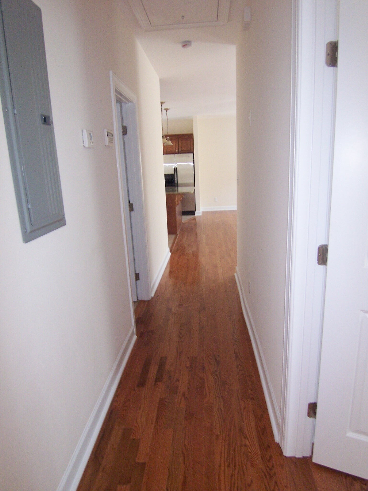 Building Photo - 537 E Hall Ln