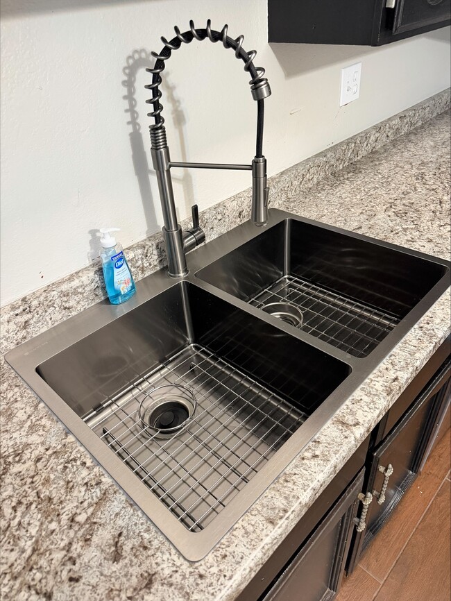 Building Photo - 1327B 9th W Ave