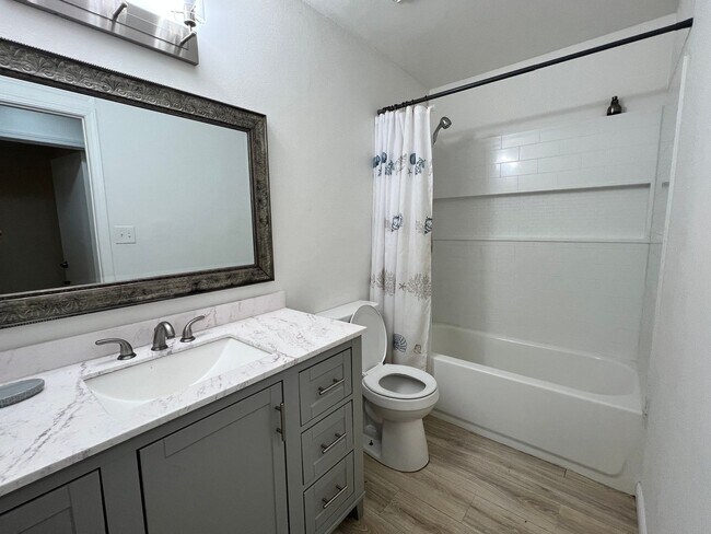 Building Photo - Large 4bd /2.75 Ba with a fenced front yard