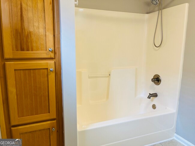 Building Photo - 5750 Crest Hill Dr NE