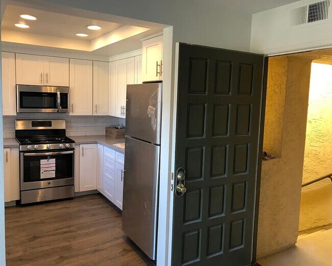 Building Photo - 6812 Fashion Hills Blvd