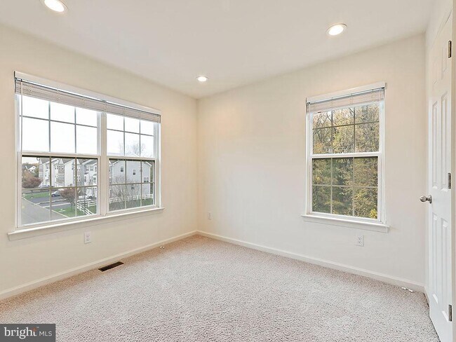 Building Photo - 523 Chestnut Ct