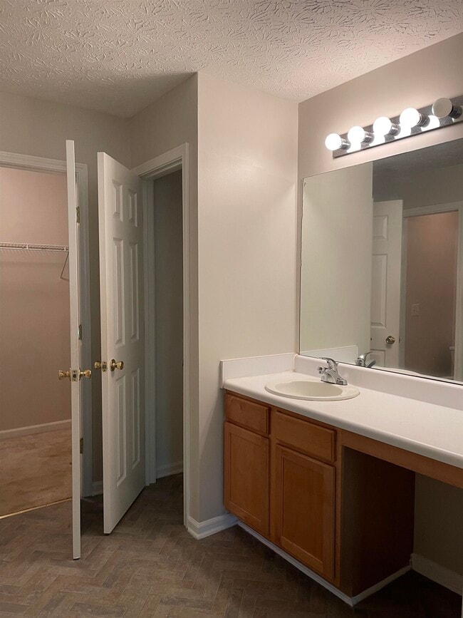 Building Photo - 347 Parkview Manor Dr