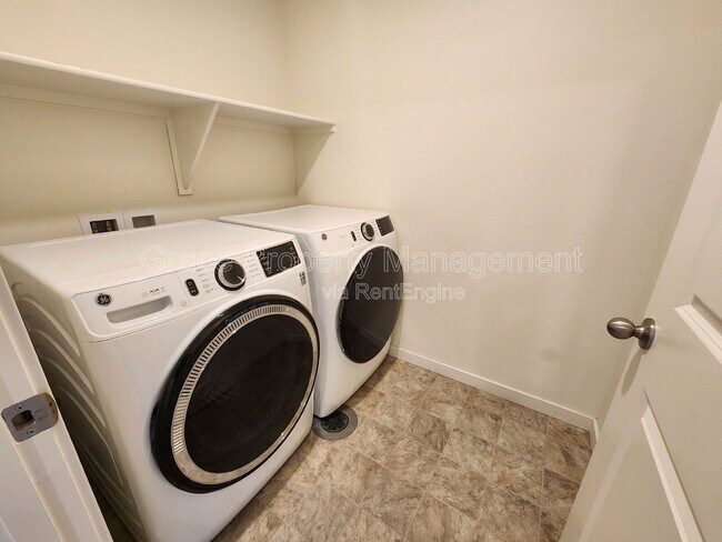 Building Photo - 508 Ledge St