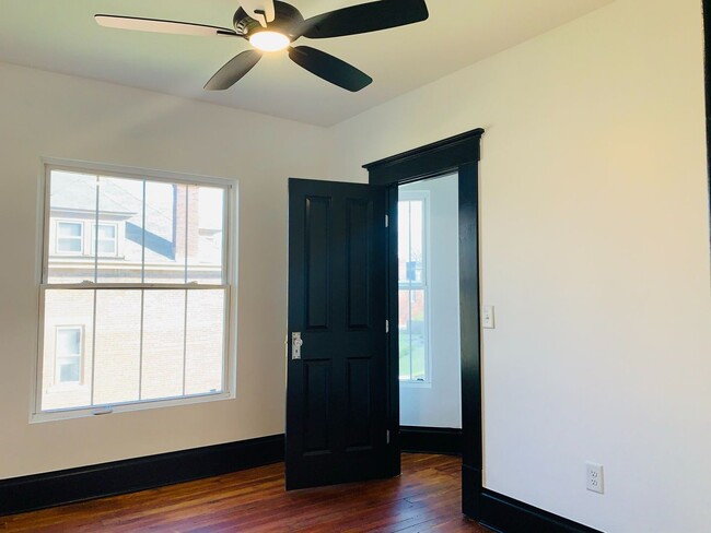 Building Photo - 3 Bedroom 2.5 Bath Just Steps from Franklin Park!!