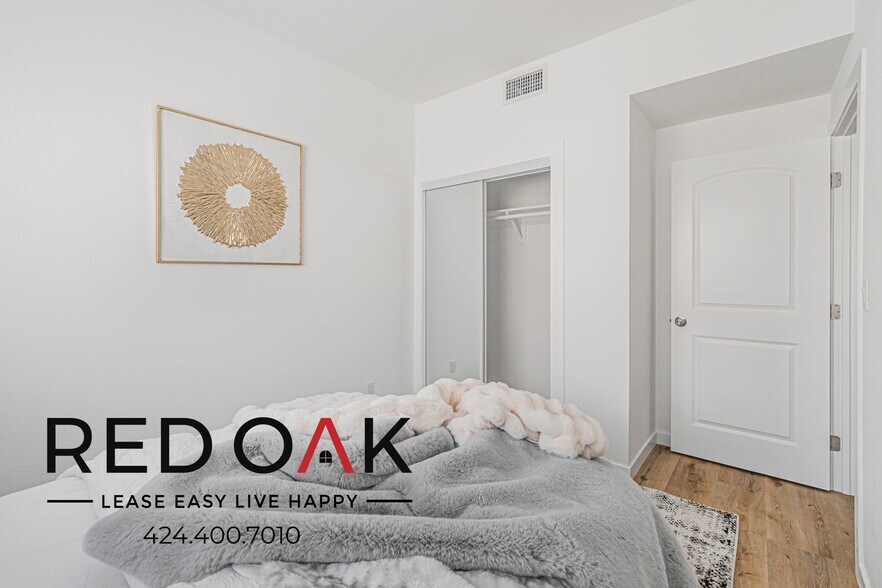 Building Photo - 11956 Vanowen St