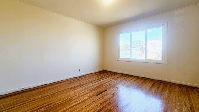 Building Photo - Sunset Single-Family Home Available for Le...