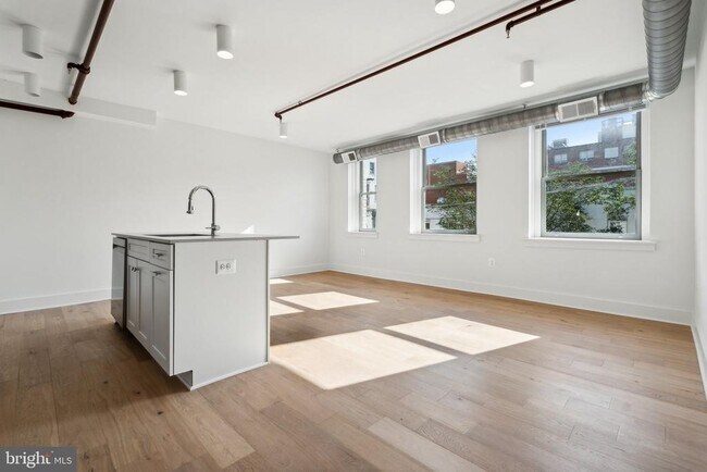 Building Photo - 901 King St