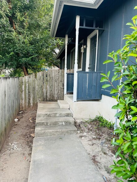 Building Photo - 1815 Gracy Farms Ln