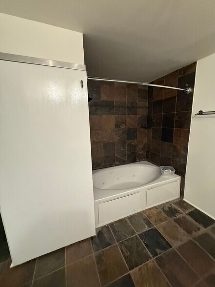 Building Photo - 705 Main St