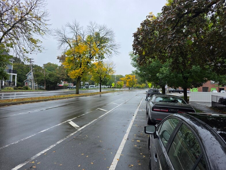 Building Photo - 1028 Fellsway