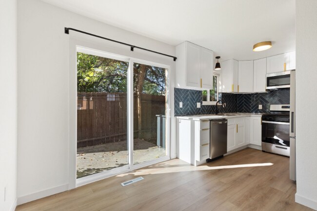 Building Photo - 1624 Banyan Dr