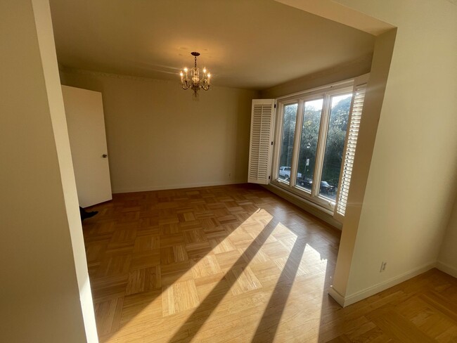 Building Photo - Top Floor 3 Bedroom Flat Available Now - R...