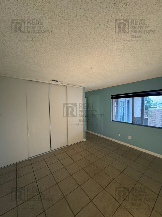 Building Photo - 55+ COMMUNITY- Charming 2-Bed, 2-Bath Home in Desirable 55+ Sunrise Community